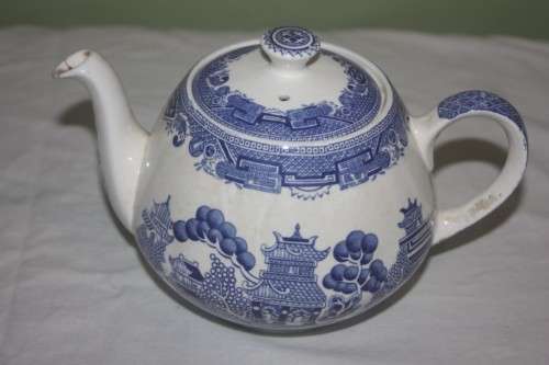 ALFRED MEAKIN ENGLAND OLD WILLOW BLUE AND WHITE TEAPOT(R)