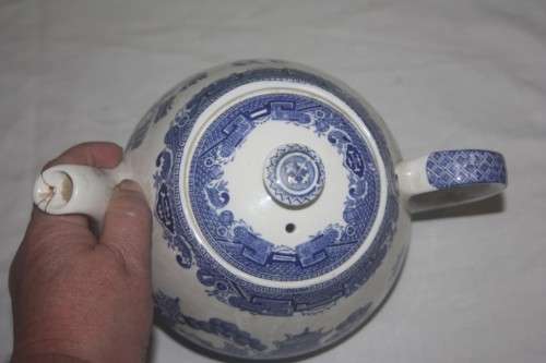 ALFRED MEAKIN ENGLAND OLD WILLOW BLUE AND WHITE TEAPOT(R)