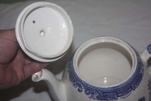 ALFRED MEAKIN ENGLAND OLD WILLOW BLUE AND WHITE TEAPOT(R)