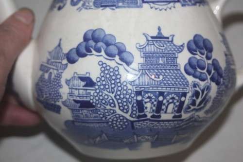 ALFRED MEAKIN ENGLAND OLD WILLOW BLUE AND WHITE TEAPOT(R)