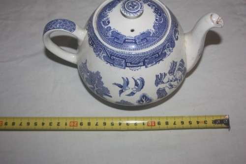 ALFRED MEAKIN ENGLAND OLD WILLOW BLUE AND WHITE TEAPOT(R)