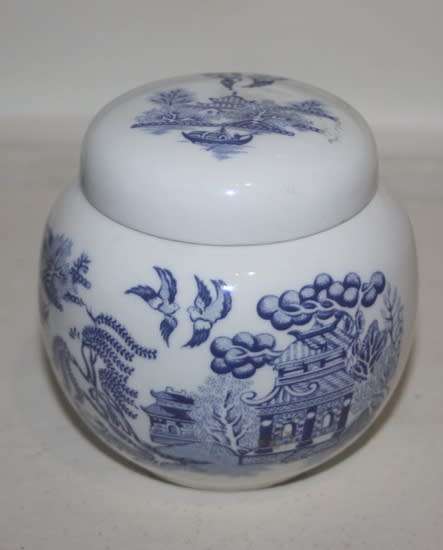 SADLER ENGLAND WILLOW PATTERN GINGER JAR VINTAGE  BLUE AND WHITE