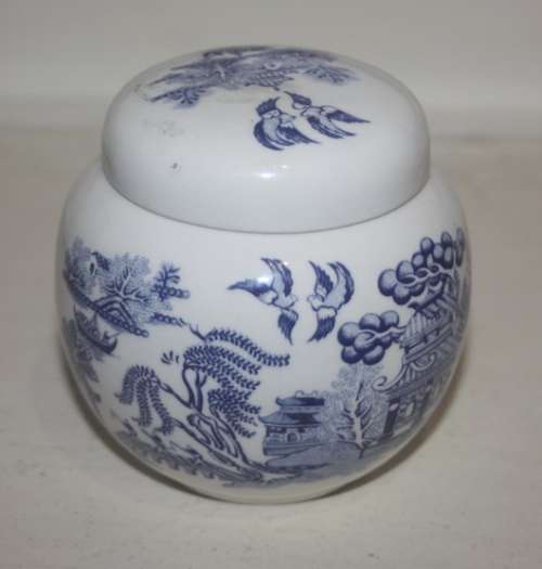 SADLER ENGLAND WILLOW PATTERN GINGER JAR VINTAGE  BLUE AND WHITE