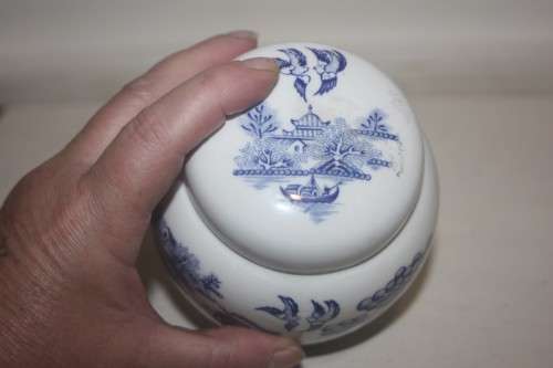 SADLER ENGLAND WILLOW PATTERN GINGER JAR VINTAGE  BLUE AND WHITE