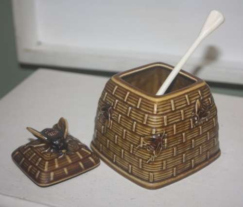 BEE HIVE HONEY POT WITH HONEY SPOON(D)