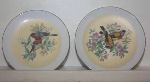 PAIR OF IMPERIAL IMARI WALL PLATES SMALL BIRD DETAIL