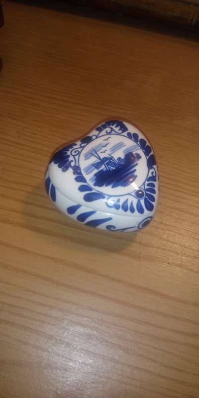 Delft heart lidded trinket dish. Hand painted