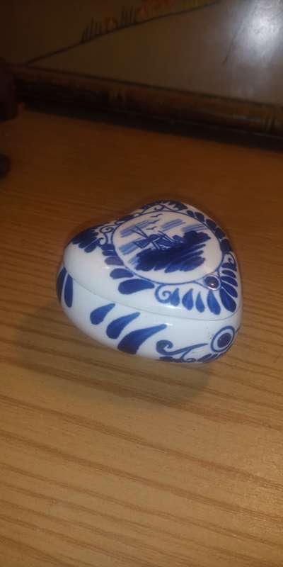 Delft heart lidded trinket dish. Hand painted