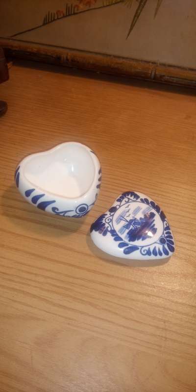 Delft heart lidded trinket dish. Hand painted