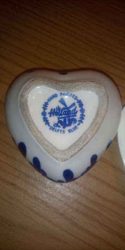 Delft heart lidded trinket dish. Hand painted