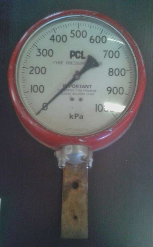 VINTAGE RED PCL TYRE PRESSURE GAUGE MADE IN ENGLAND