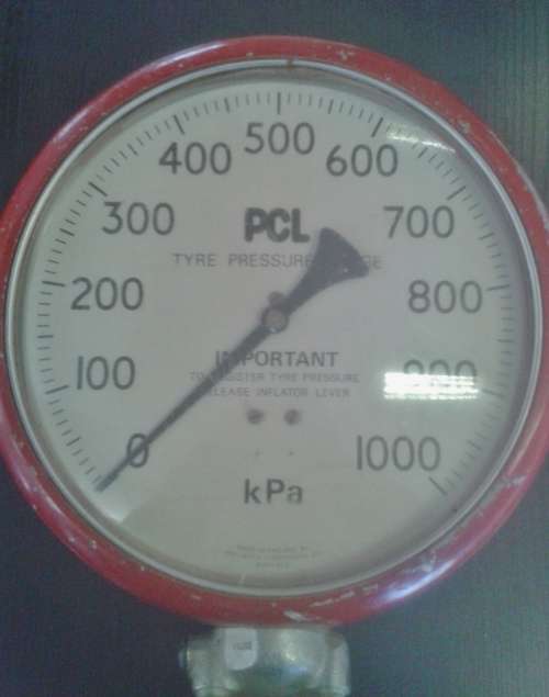 VINTAGE RED PCL TYRE PRESSURE GAUGE MADE IN ENGLAND