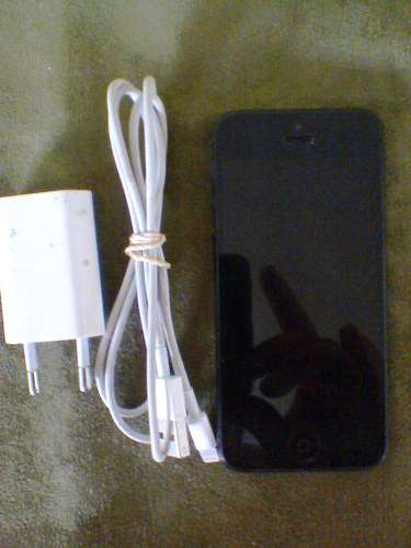 I PHONE 5 NO BOX FAULTY TOP BUTTON BUT SWITCHES ON