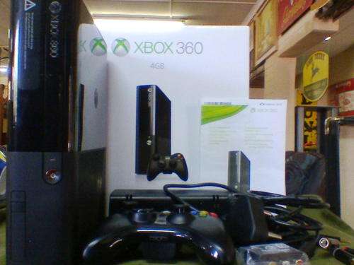 XBOX 360 4GB 1CONTROL AV CABLES WIFI CAPABILITY EXCELLENT CONDITION