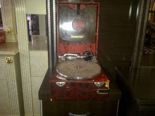 IMPERIAL GRAMOPHONE IN BOX TO USE AS SPARES