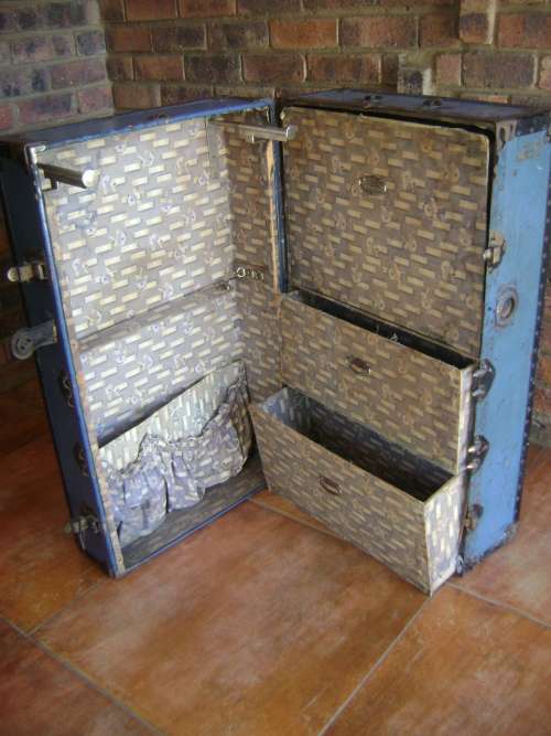 ANTIQUE TRAVELLING TRUNK