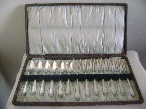SILVERPLATED CAKE-FORK AND TEA SPOON SET IN ORIGINAL BOX - VERY GOOD CONDITION!!!