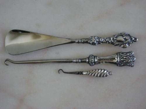 3 ITEMS WITH SILVER HALLMARKED HANDLES (1 SHOEHORN AND 2 BUTTON HOOKS)