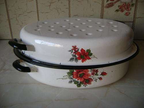 LOVELY OVAL-SHAPED ENAMEL CASSEROLE DISH