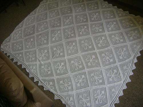 VERY LARGE AND VERY BEAUTIFUL VINTAGE CROCHET BEDSPREAD/TABLE CLOTH (260 CM X 220 CM)