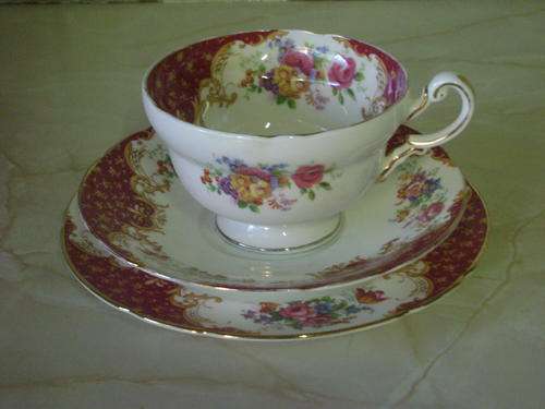 STUNNING PARAGON TRIO - ROCKINGHAM (RED) DESIGN - IN MINT CONDITION!!!  (Trio No 1)