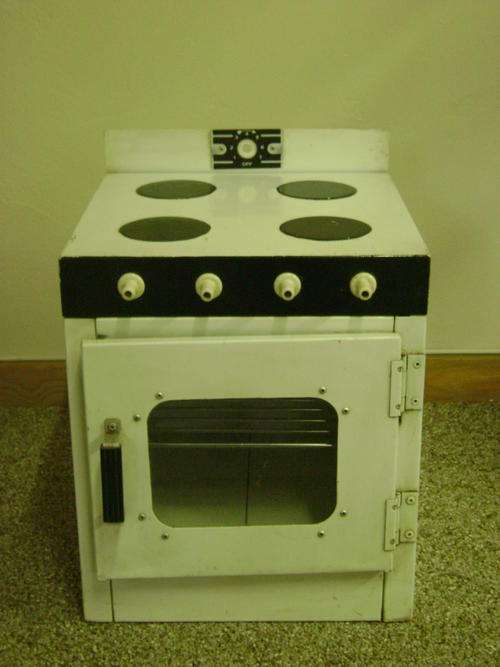 VINTAGE KIDDIES TIN TOY STOVE (30.5 CM X 30.5 CM X 35 CM HIGH)