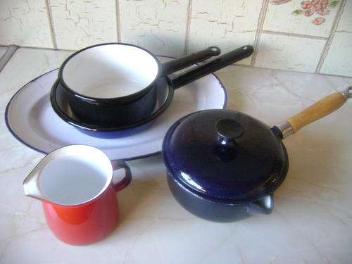 COLLECTION OF KITCHEN ENAMEL ITEMS, INCL.POTS, OVAL SERVING TRAY AND MILK JAR