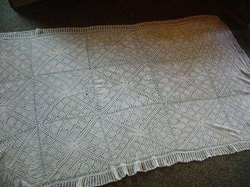 LARGE VINTAGE HAND CROCHET BEDSPREAD (275 CM X 175 CM)