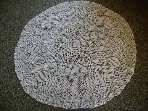 LOVELY VINTAGE ROUND HAND CROCHET (COTTON THREAD) TABLE CLOTH