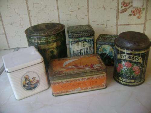 FOR THE TEA TIN COLLECTOR:- COLLECTION OF 6 VINTAGE TEA TINS,INCL.FIVE ROSES AND 2 X MAZAWATTEE TINS