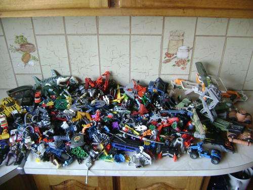 LARGE COLLECTION OF VINTAGE LEGO BIONICLE PIECES (OVER 700 PIECES) PLUS OTHER BOY TOYS