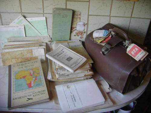 VINTAGE GENUINE LEATHER PILOT BAG WITH OVER 80 OLD PILOT MAPS (DATED 1940'S AND 1950'S)