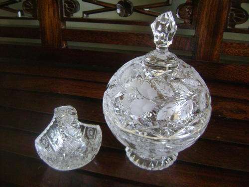 2 STUNNING CRYSTAL ITEMS - ROSE CUT CRYSTAL POWDER BOWL WITH LID AND CRYSTAL TRINKET BASKET