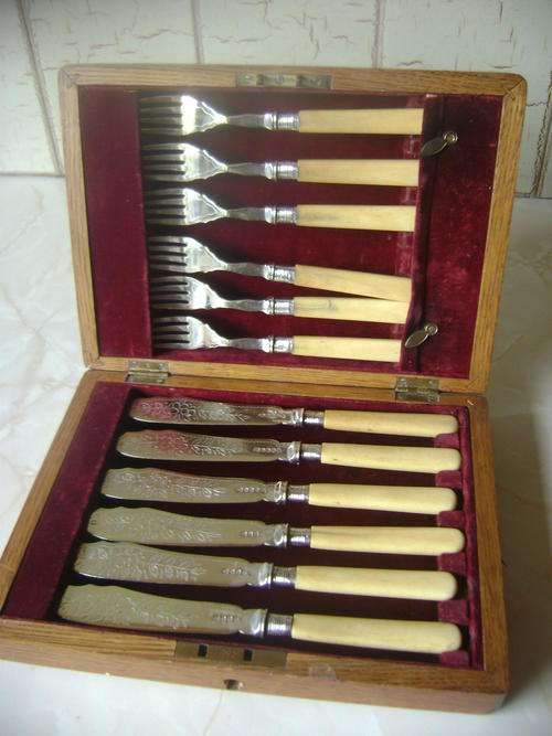 VINTAGE BONE-HANDLED SILVER PLATED FISH CUTLERY SET IN ORIGINAL BOX