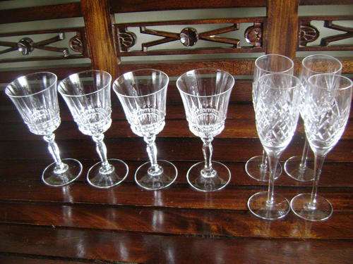 COLLECTION OF CRYSTAL GLASSES (4 RED WINE AND 4 CHAMPAGNE) - SOLD TOGETHER AS ONE LOT
