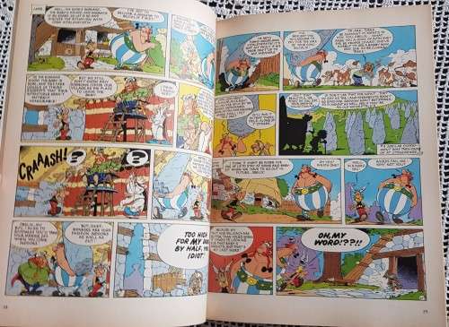 Comic books (5x Asterix plus 1x Tintin)