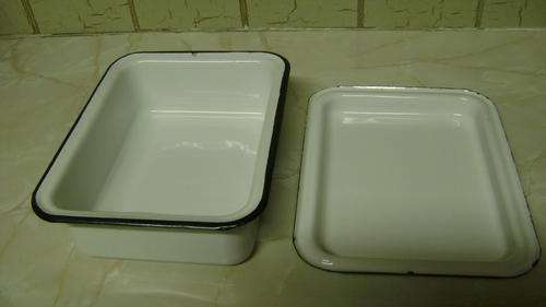 Old Enamel Baking Dish with lid in very good condition
