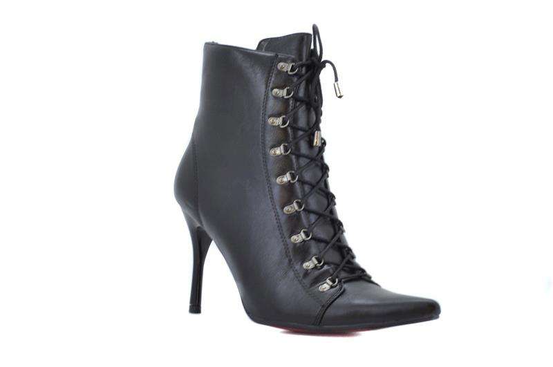 BOOT SALE: Plum Delicious Glohanna Black Pointy Boots (Size: 6)