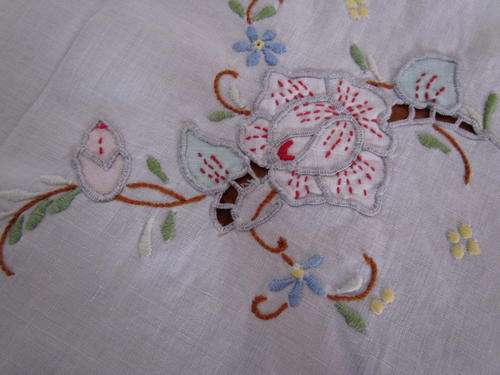 A LOVELY IRISH TABLE CLOTH OVERLAY 80 CM X 80 CM!!!
