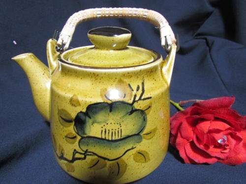 A STUNNING JAPANESE  PORCELAIN TEAPOT WITH A BAMBOO HANDLE AND BEAUTIFUL DETAILING