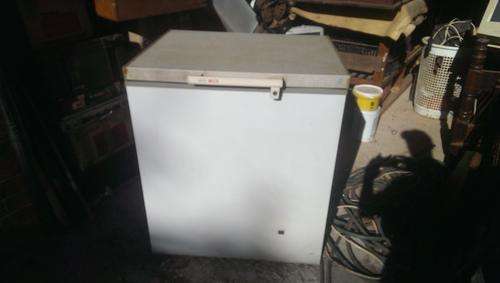 Defy medium chest freezer