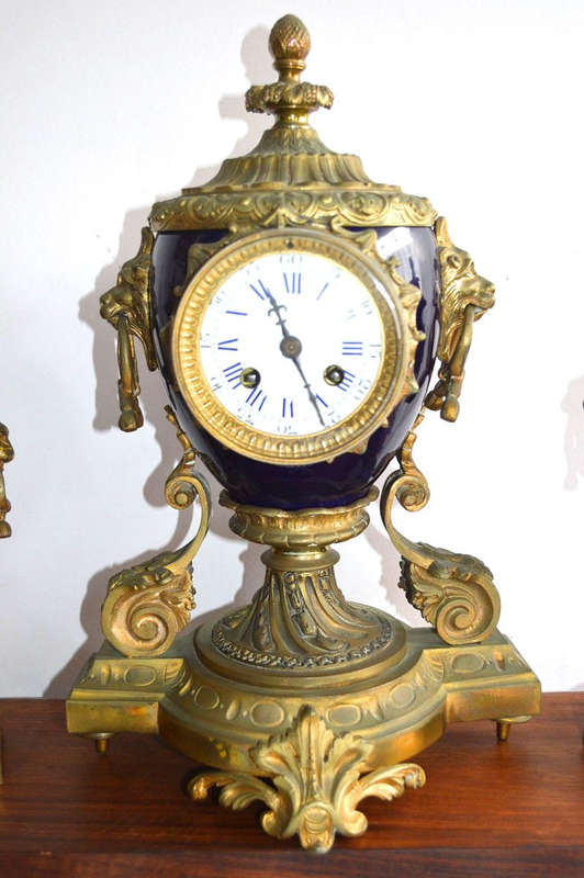 EARLY 19TH CENTURTY FRENCH ORMOLU CLOCK WITH 2 MATCHING URNS/CASSOLETTES