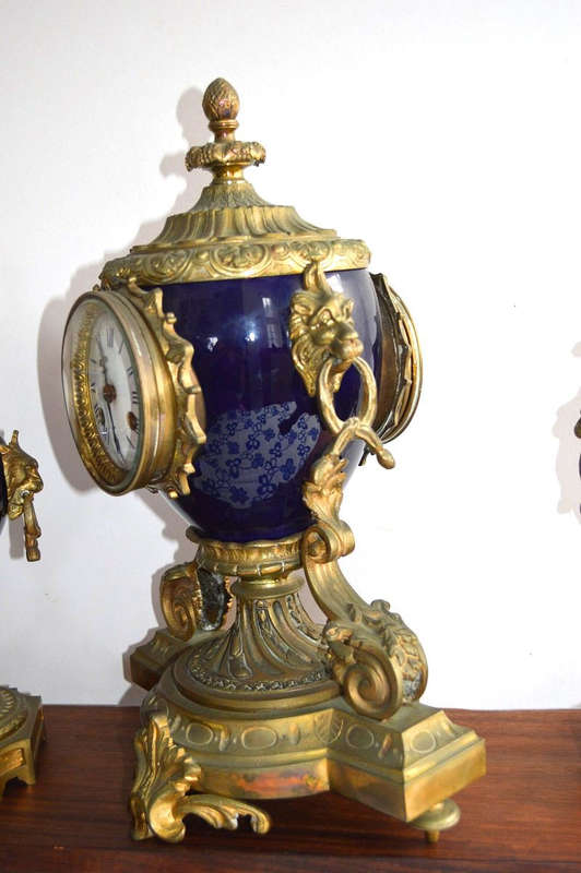 EARLY 19TH CENTURTY FRENCH ORMOLU CLOCK WITH 2 MATCHING URNS/CASSOLETTES