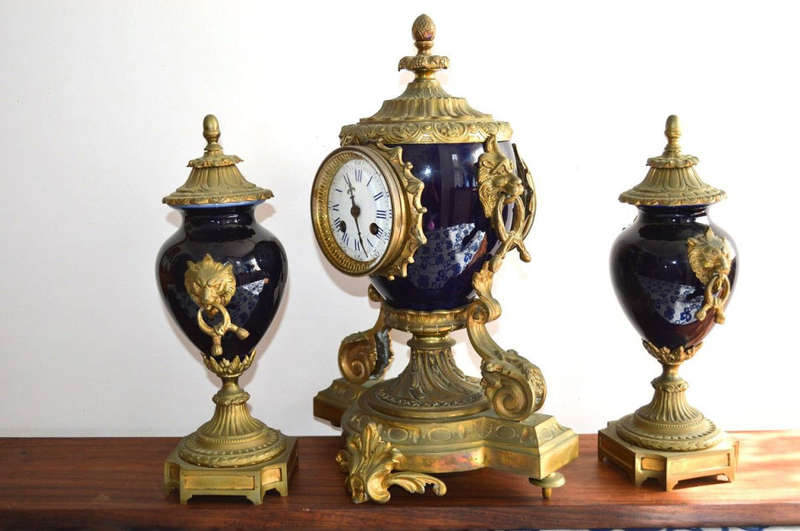 EARLY 19TH CENTURTY FRENCH ORMOLU CLOCK WITH 2 MATCHING URNS/CASSOLETTES