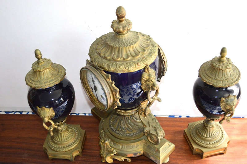 EARLY 19TH CENTURTY FRENCH ORMOLU CLOCK WITH 2 MATCHING URNS/CASSOLETTES