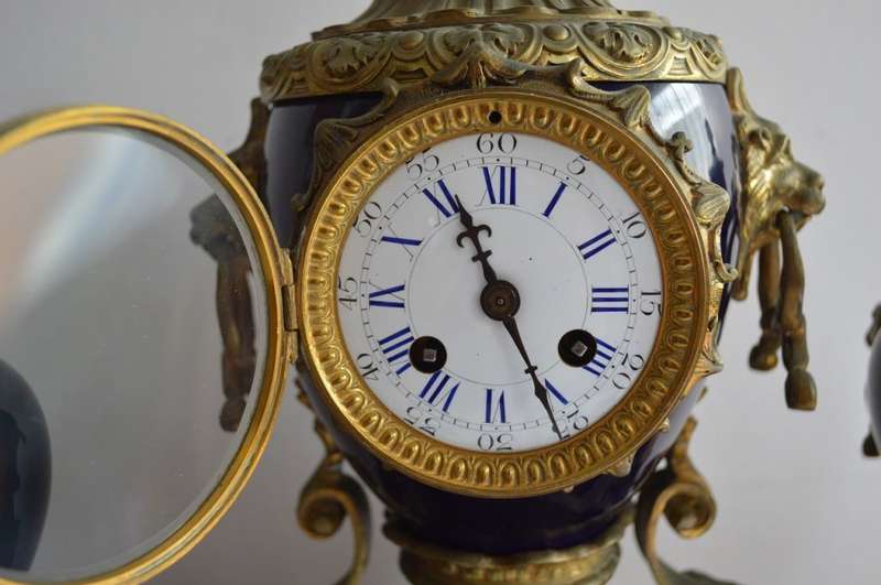 EARLY 19TH CENTURTY FRENCH ORMOLU CLOCK WITH 2 MATCHING URNS/CASSOLETTES
