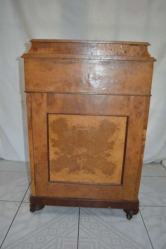 Beautiful Bur wallnut and birdseye verneered Victorian davenport