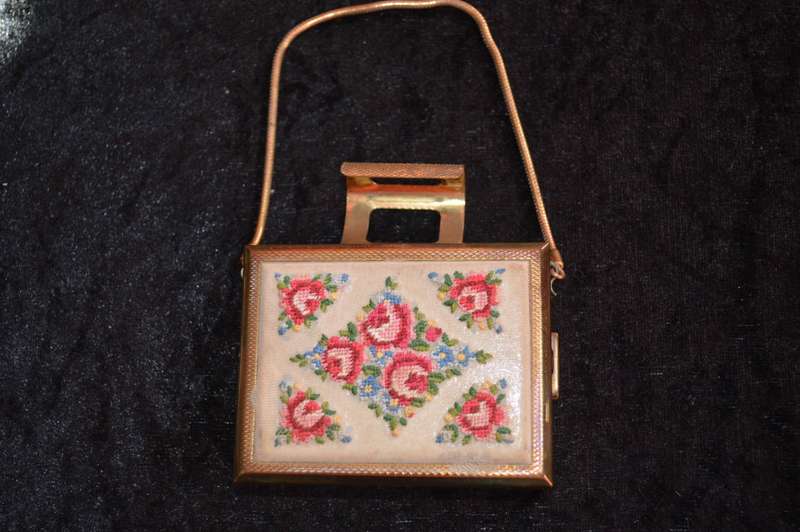 Petit Point Ladies Compact England Kigu Mirror Cigarette Lipstick Holder