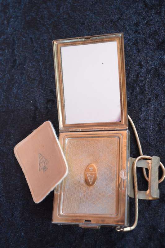 Petit Point Ladies Compact England Kigu Mirror Cigarette Lipstick Holder