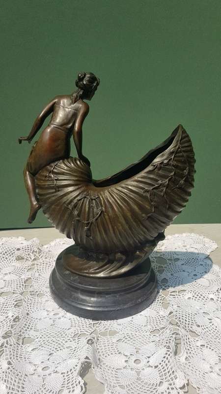 REDUCED ****Enchanting lady sitting on a sea shell Bronze 4.2kg very pretty